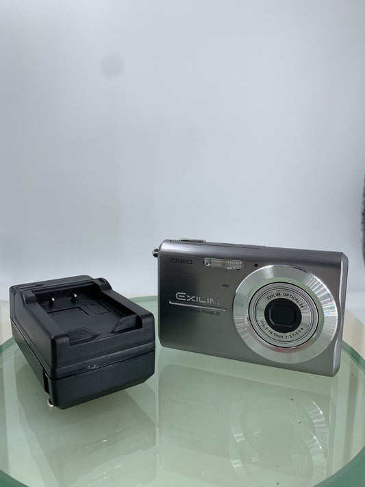 Casio Digital Camera EXILIM EX-Z75 7.2MP SILVER WITH CHARGER TESTED - 6890