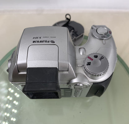 Fujifilm FinePix S304 3.2MP Digital Camera - Silver GOOD CONDITION, TESTED-7805