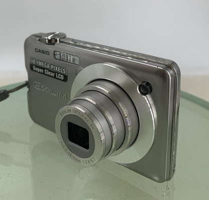 Casio Exilim EX-S10 DIGITAL CAMERA SILVER WITH CHARGER NO CARD TESTED - 512