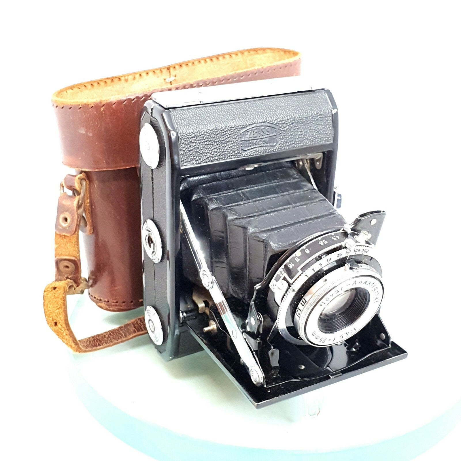 Zeiss Ikon Ikonta 521 1938-1954. Folding rollfilm camera.NOVAR 1:3.5 F=75mm 2500