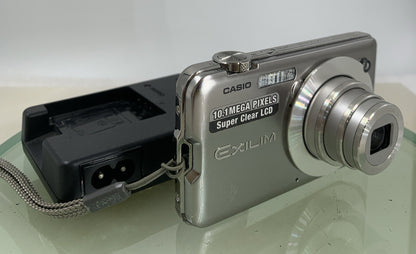 Casio Exilim EX-S10 DIGITAL CAMERA SILVER WITH CHARGER NO CARD TESTED - 510