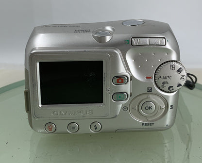 OLYMPUS X-715 5.0MP COMPACT DIGITAL CAMERA SILVER NOCARD NO CHARGER TESTED - 445