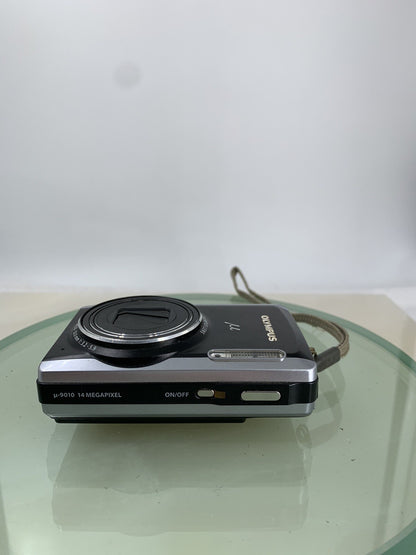 Olympus U-9010 COMPACT DIGITAL CAMERA BLACK + CHARGER + WIRE TESTED - 6966