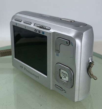 HP Photosmart M447 5.0MP Compact Digital Camera NO CARD SILVER TESTED - 2316
