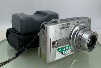 Fujifilm Digital Camera FinePix J50 8.2MP + CHARGER + COVER SILVER TESTED - 3630