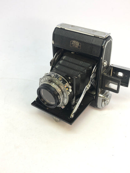 Zeiss Ikon Ikonta 521 1938-1954. Folding rollfilm camera.NOVAR 1:3.5 F=75mm 3317