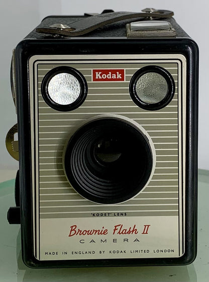 VINTAGE - KODAK - BROWNIE FLASH 2  BOX CAMERA-1950s-MADE IN ENGLAND+CASE#3491