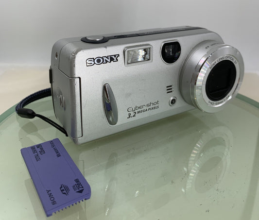 Digital Sony Cyber-Shot DSC-P52 3.2 megapixels SILVER Vintage - TESTED - 8320
