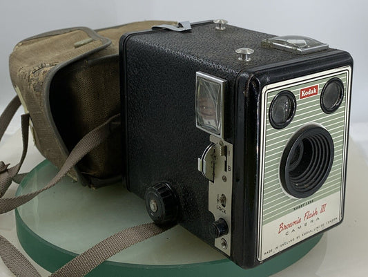 KODAK VINTAGE BROWNIE FLASH 3 CAMERA WITH COVER TESTED - 4670