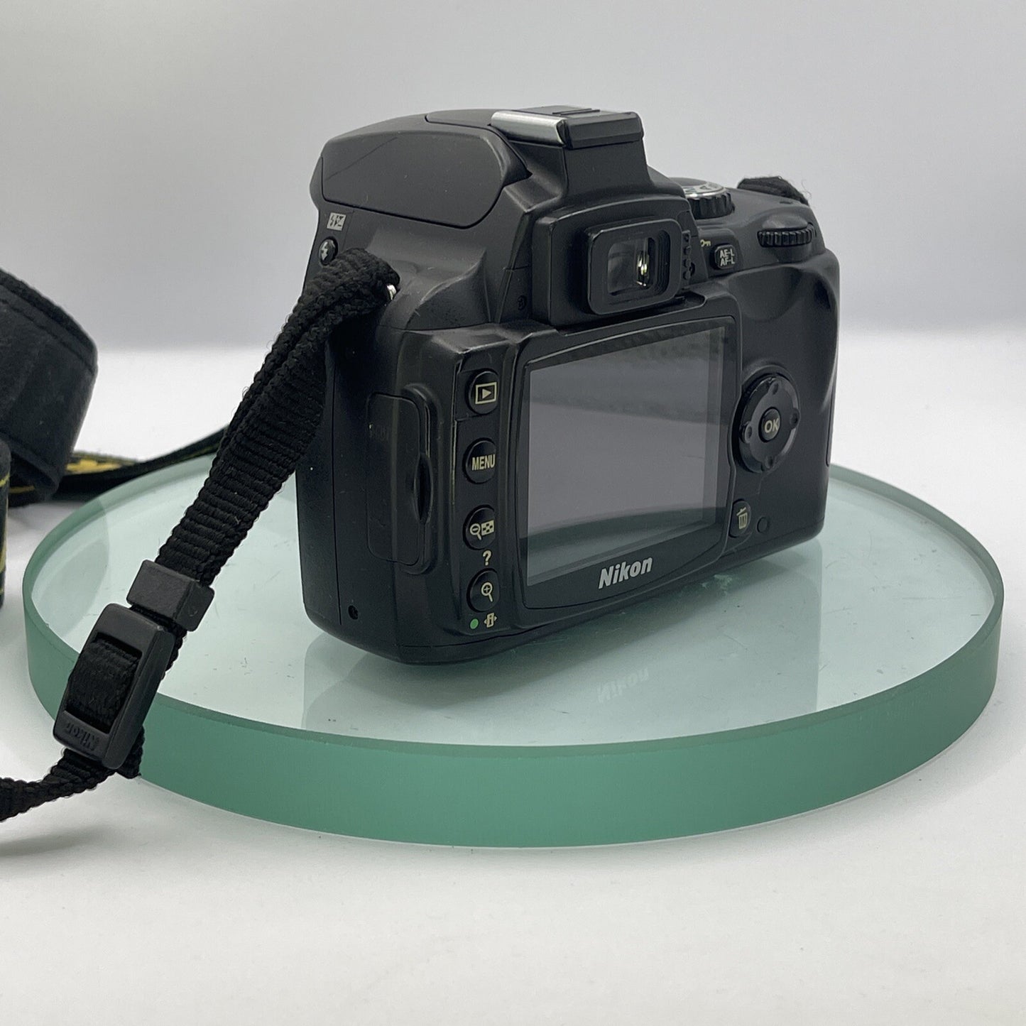 Nikon D40 Digital SLR Camera - Black, TESTED Body only with charger, battery #884