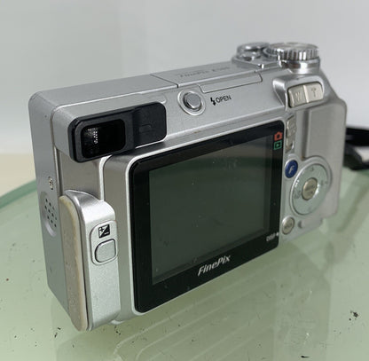 Fujifilm FINEPIX DIGITAL CAMERA E500 4.1MP Silver WITHOUT CHARGER - TESTED - 3154
