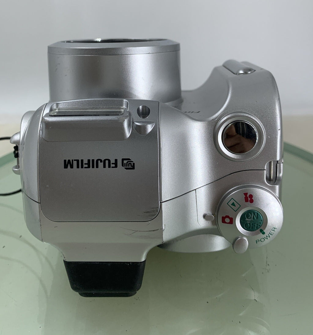 Fujifilm FinePix 2800 Zoom Digital Camera SILVER NO CARD NO CHARGER TESTED - 5797