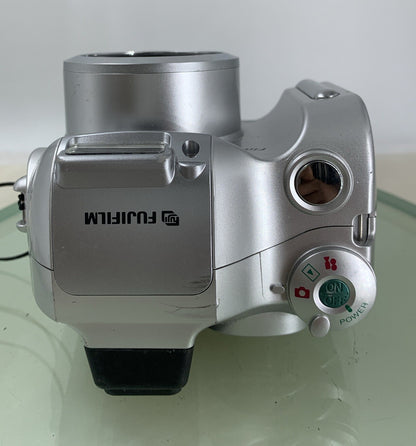 Fujifilm FinePix 2800 Zoom Digital Camera SILVER NO CARD NO CHARGER TESTED - 5797