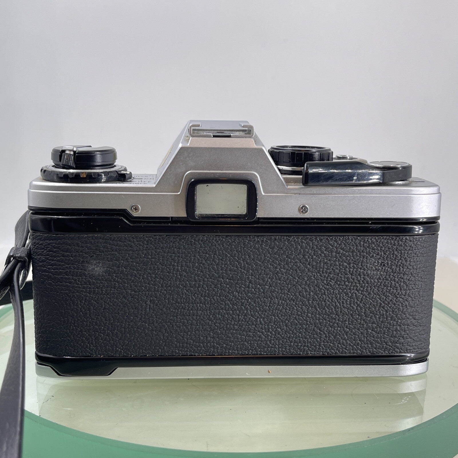 Olympus OM10 35mm Film SLR Manual Camera + Olympus 50/1.8 Zuiko Lens - Silver6094