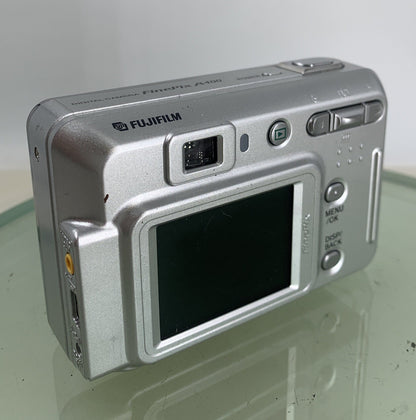 Fujifilm FINEPIX A400 COMPACT DIGITAL CAMERA SILVER 4.1 MP NO CARD- TESTED-3334