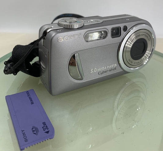 Sony Cybershot DSC-P10 5MP DIGITAL CAMERA SILVER 32MB SD CARD - TESTED - 9090
