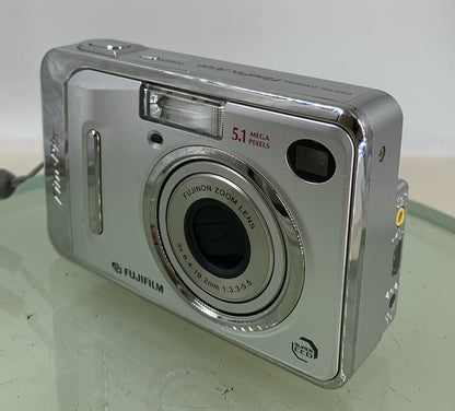 Fujifilm FINEPIX DIGITAL CAMERA A500 5.1MP NO SD CARD SILVER TESTED - 352