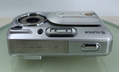 Fujifilm FinePix A340 4.0MP COMPACT DIGITAL CAMERA NO SD CARD - TESTED - 3487