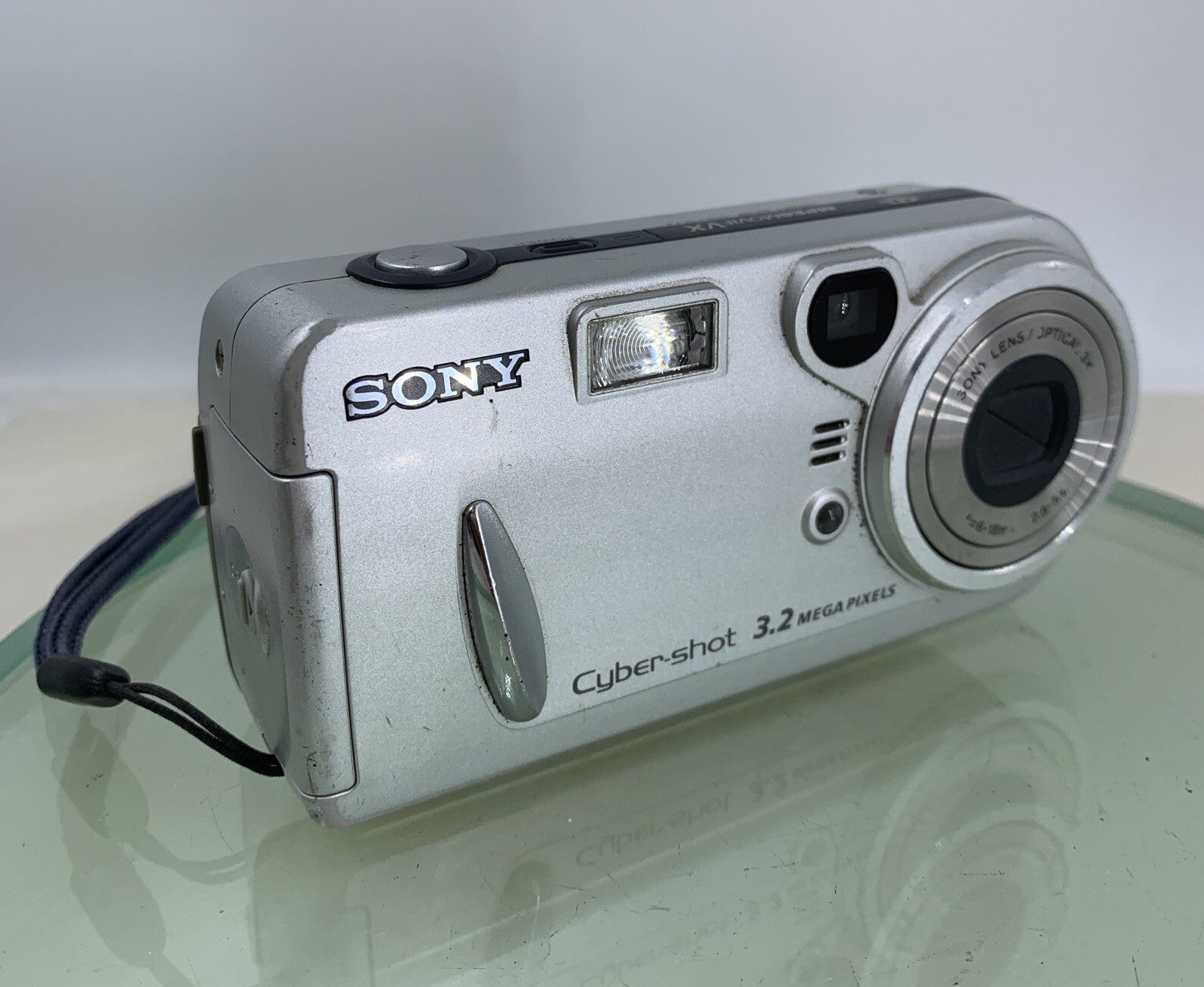 Sony Cybershot SMART ZOOM camera DSC-P72 3.2 MEGAPIXELS NO SD CARD - TESTED- 8400