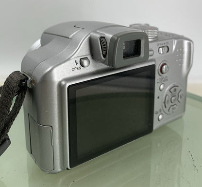Panasonic Lumix DMC-FZ7 COMPACT DIGITAL CAMERA SILVER+CHARGER+BAG TESTED - 4574