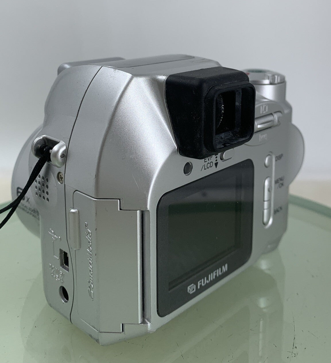 Fujifilm FinePix 2800 Zoom Digital Camera SILVER NO CARD NO CHARGER TESTED - 5794