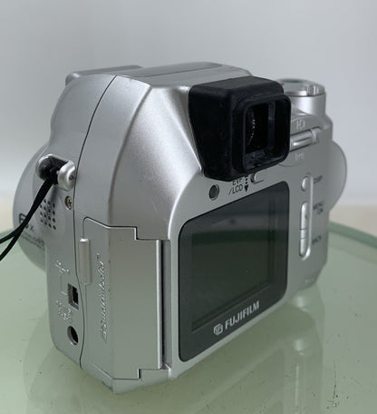 Fujifilm FinePix 2800 Zoom Digital Camera SILVER NO CARD NO CHARGER TESTED - 5794