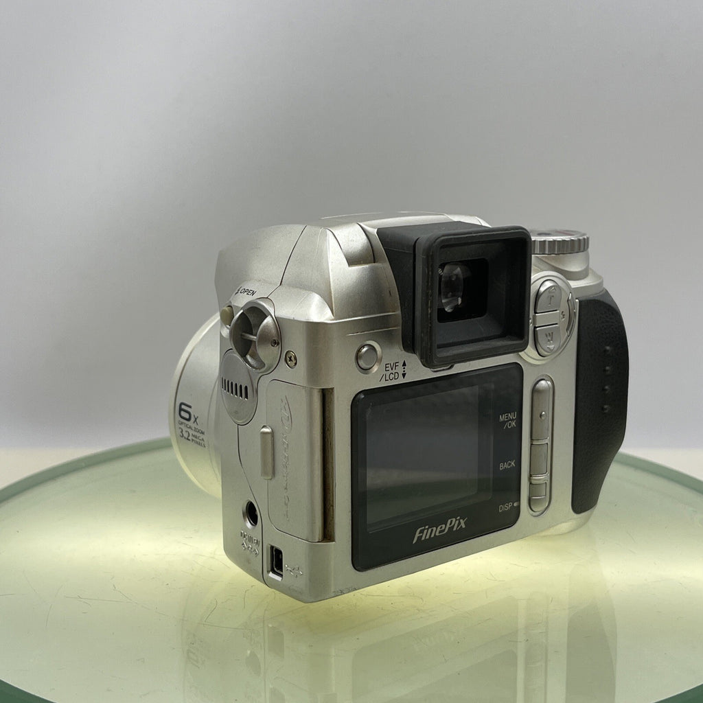 FUJI Fujifilm FinePix S304 DIGITAL CAMERA 3.2 Megapixels Tested Takes AA #7093