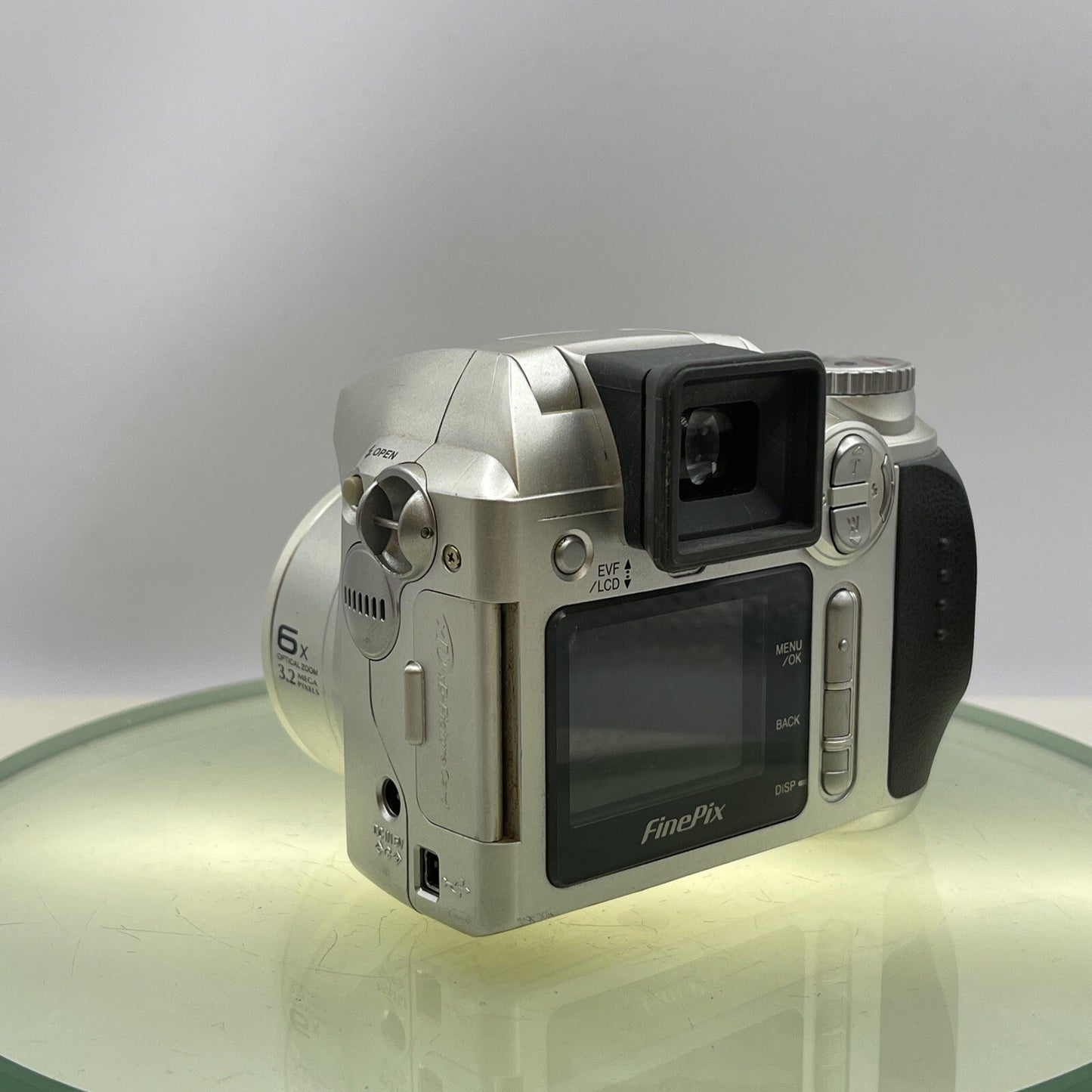 FUJI Fujifilm FinePix S304 DIGITAL CAMERA 3.2 Megapixels Tested Takes AA #7093