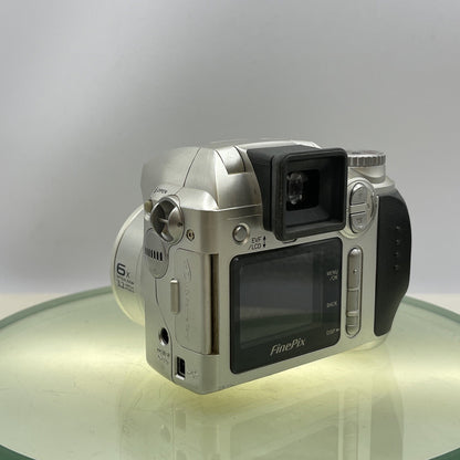 FUJI Fujifilm FinePix S304 DIGITAL CAMERA 3.2 Megapixels Tested Takes AA #7093