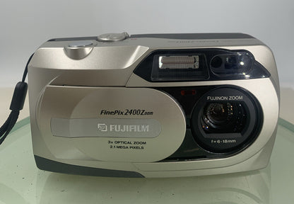 Fujifilm FinePix 2400 Zoom 2.1MP Compact Digital CAMERA+WIRE SILVER TESTED - 1341