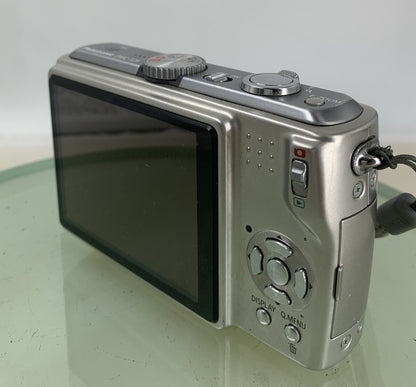 Panasonic Lumix DMC-TZ5 10x Zoom DIGITAL CAMERA NO CHARGER NO CARD TESTED - 2516