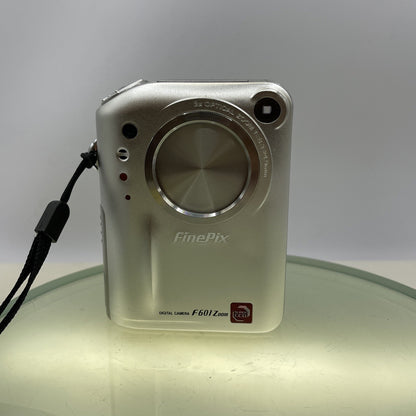 Fujifilm FinePix F601 Zoom 3.1MP Compact Digital Camera (LENS COVER FAULTY) #7192