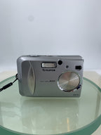 Fujifilm FinePix A203 2.0MP Digital Compact Camera WITH COVER SILVER TESTED - 931