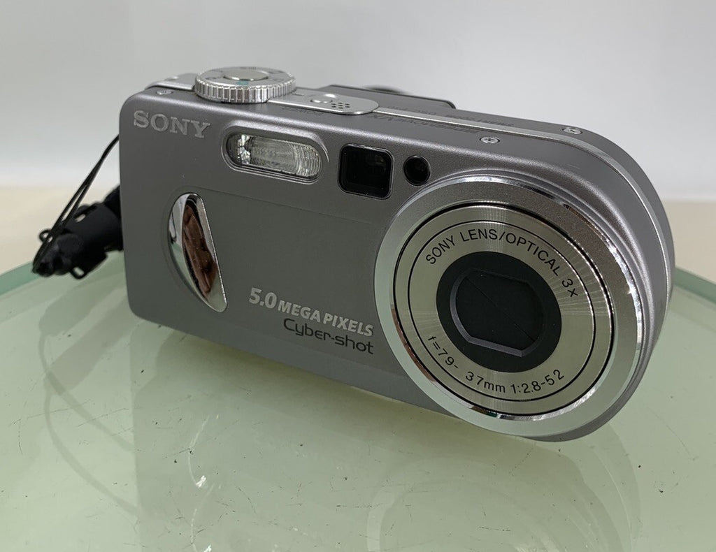 Sony Cybershot DSC-P10 5MP DIGITAL CAMERA SILVER 32MB SD CARD - TESTED - 9091