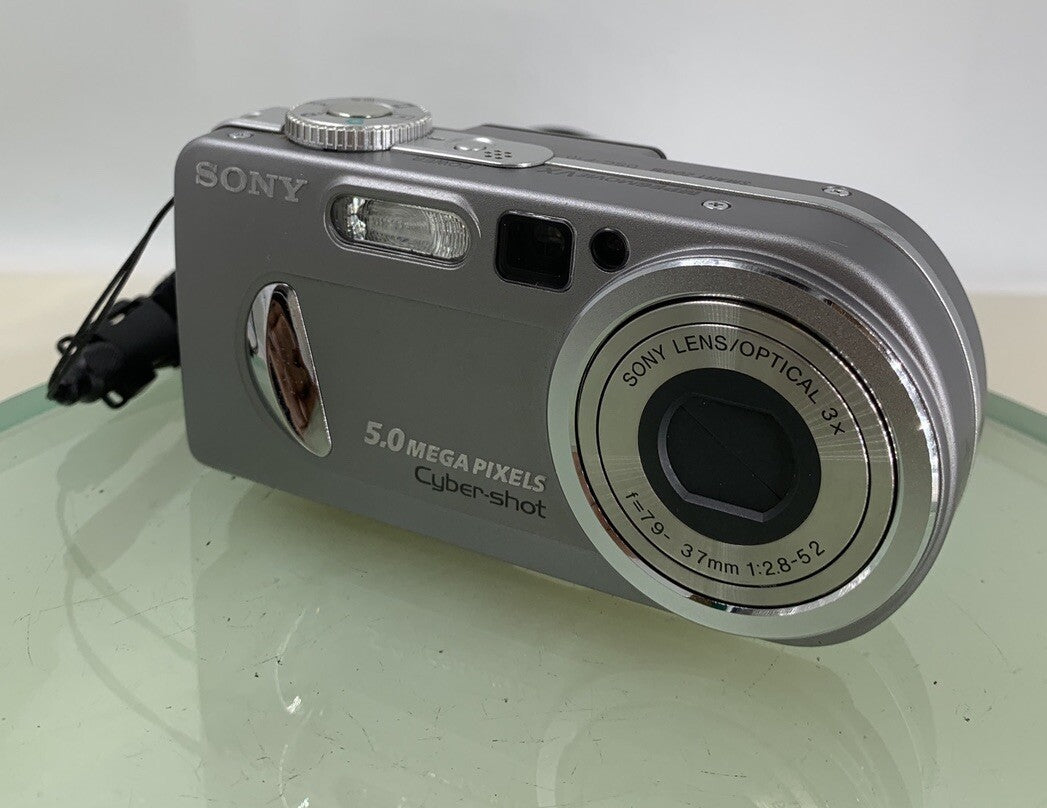 Sony Cybershot DSC-P10 5MP DIGITAL CAMERA SILVER 32MB SD CARD - TESTED - 9091