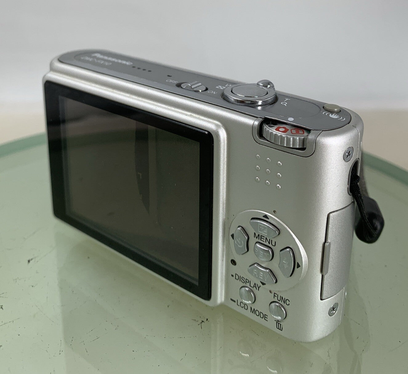 Panasonic LUMIX DMC-FX10 COMPACT DIGITAL CAMERA SILVER + CHARGER TESTED - 226