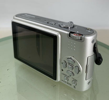 Panasonic LUMIX DMC-FX10 COMPACT DIGITAL CAMERA SILVER + CHARGER TESTED - 226