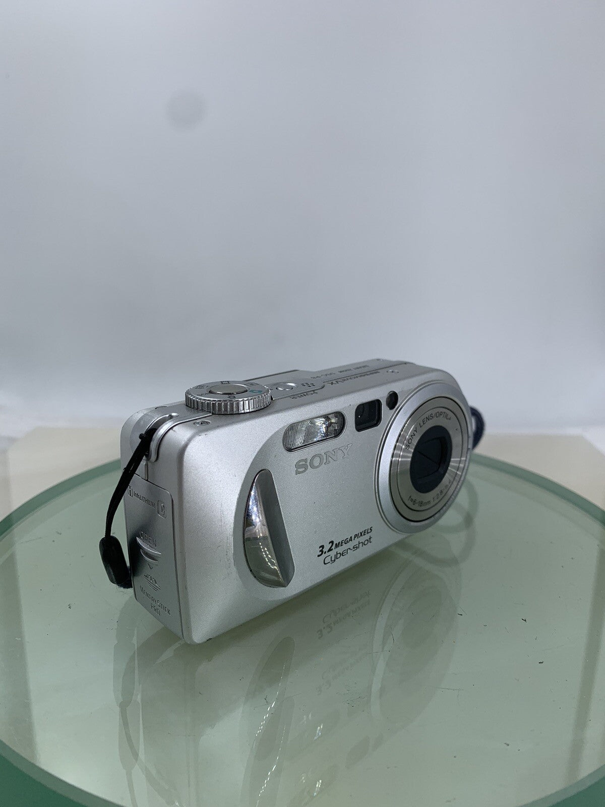 Sony Digital Camera Cybershot DSC-P8 3.2MP SILVER +CHARGER +WIRE TESTED - 6842