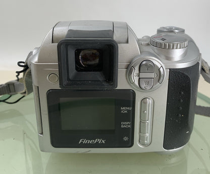Fujifilm FINEPIX S3500 4.0MP COMPACT DIGITAL CAMERA SILVER NO CARD TESTED - 3495