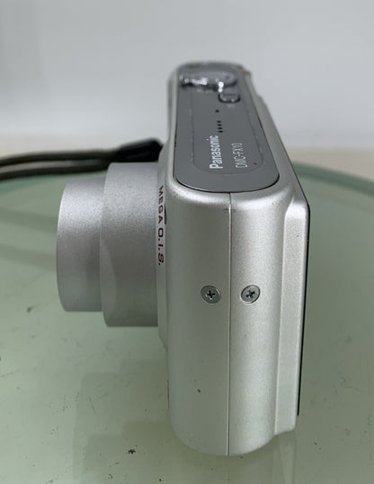 Panasonic LUMIX DMC-FX10 COMPACT DIGITAL CAMERA SILVER + CHARGER TESTED - 223