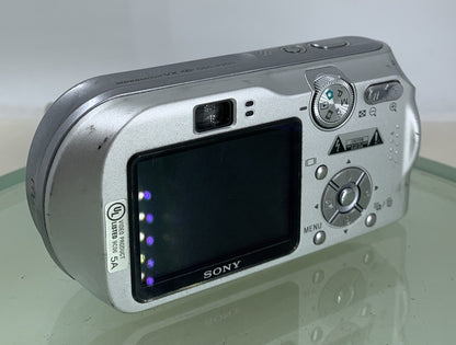 Sony Cyber-Shot DSC-P200 7.2MP DIGITALCAMERA + CHARGER + WIRE + BOX TESTED - 3404