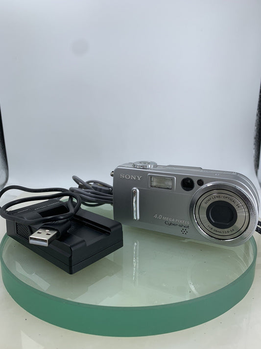 SONY Cybershot DSC-P9 Digital Camera SILVER 4MP + CHARGER + WIRE TESTED - 6860