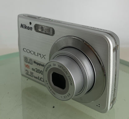Nikon CoolPix S210 8.0MP Digital Camera SILVER+CHARGER+COVER+WIRE TESTED - 9952