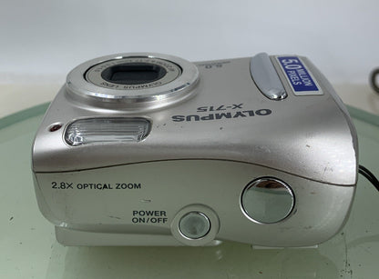 OLYMPUS X-715 5.0MP COMPACT DIGITAL CAMERA SILVER NOCARD NO CHARGER TESTED - 447
