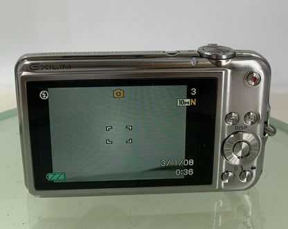 Casio Exilim EX-S10 DIGITAL CAMERA SILVER WITH CHARGER NO CARD TESTED - 515