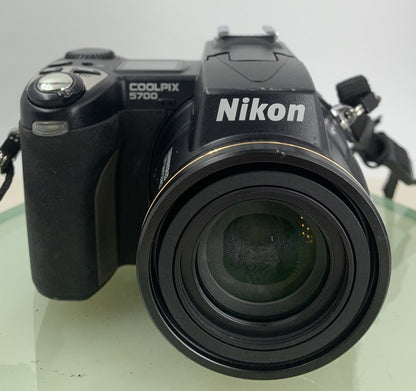 Nikon COOLPIX S700 DIGITAL CAMERA WITH CHARGER BLACK 5.0 MP 8X ZOOM TESTED - 2681