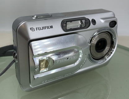 Fujifilm FINEPIX A340 DIGITAL CAMERA SILVER GOOD CONDITION - TESTED - 8890