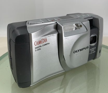 Olympus Camedia C-420L COMPACT  DIGITAL CAMERA SILVER NO CARD TESTED - 2710