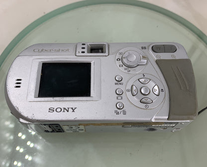 Sony Cybershot SMART ZOOM camera DSC-P72 3.2 MEGAPIXELS NO SD CARD - TESTED- 8403
