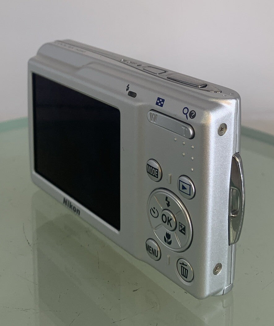 Nikon Coolpix S210 8MP Digital Camera+1GB SD CARD +CHARGER - TESTED - 1472